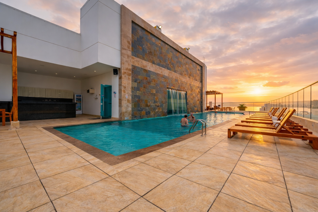 Atardecer en la piscina de terraza