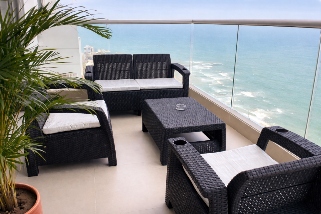 Balcón moderno con vista al mar