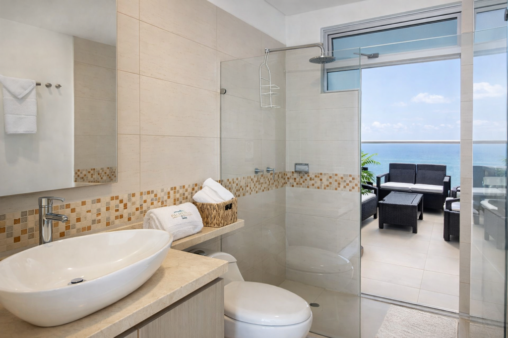 Baño moderno con vista al mar