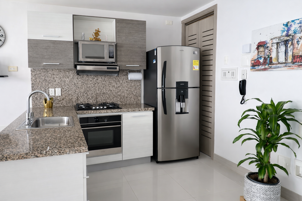 Cocina moderna con detalles en acero