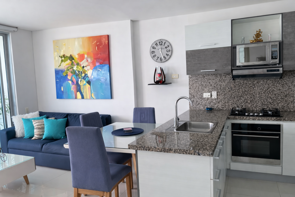 Espacio moderno de cocina y sala