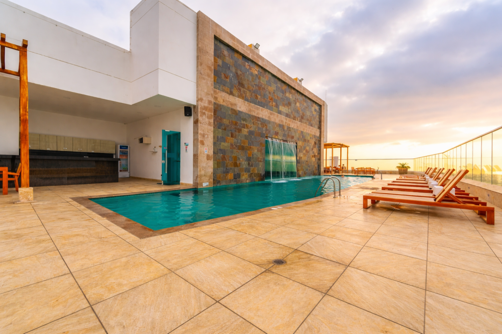 Piscina de lujo en atardecer cálido