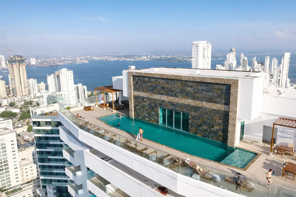 Piscina infinita con vistas urbanas