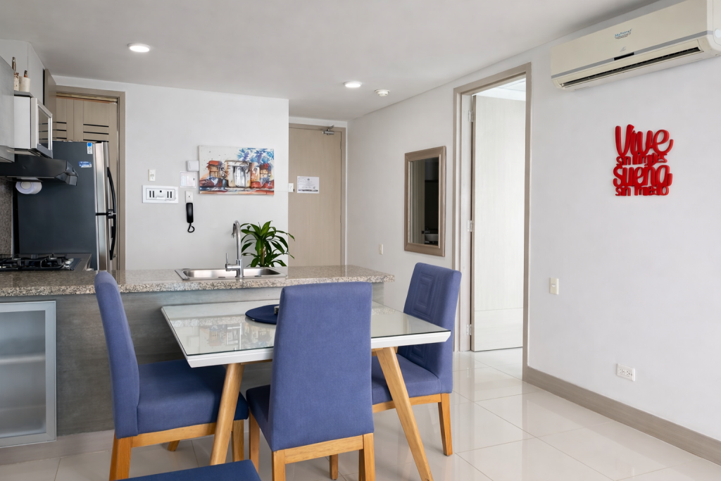 Salón moderno con detalles azules y rojos